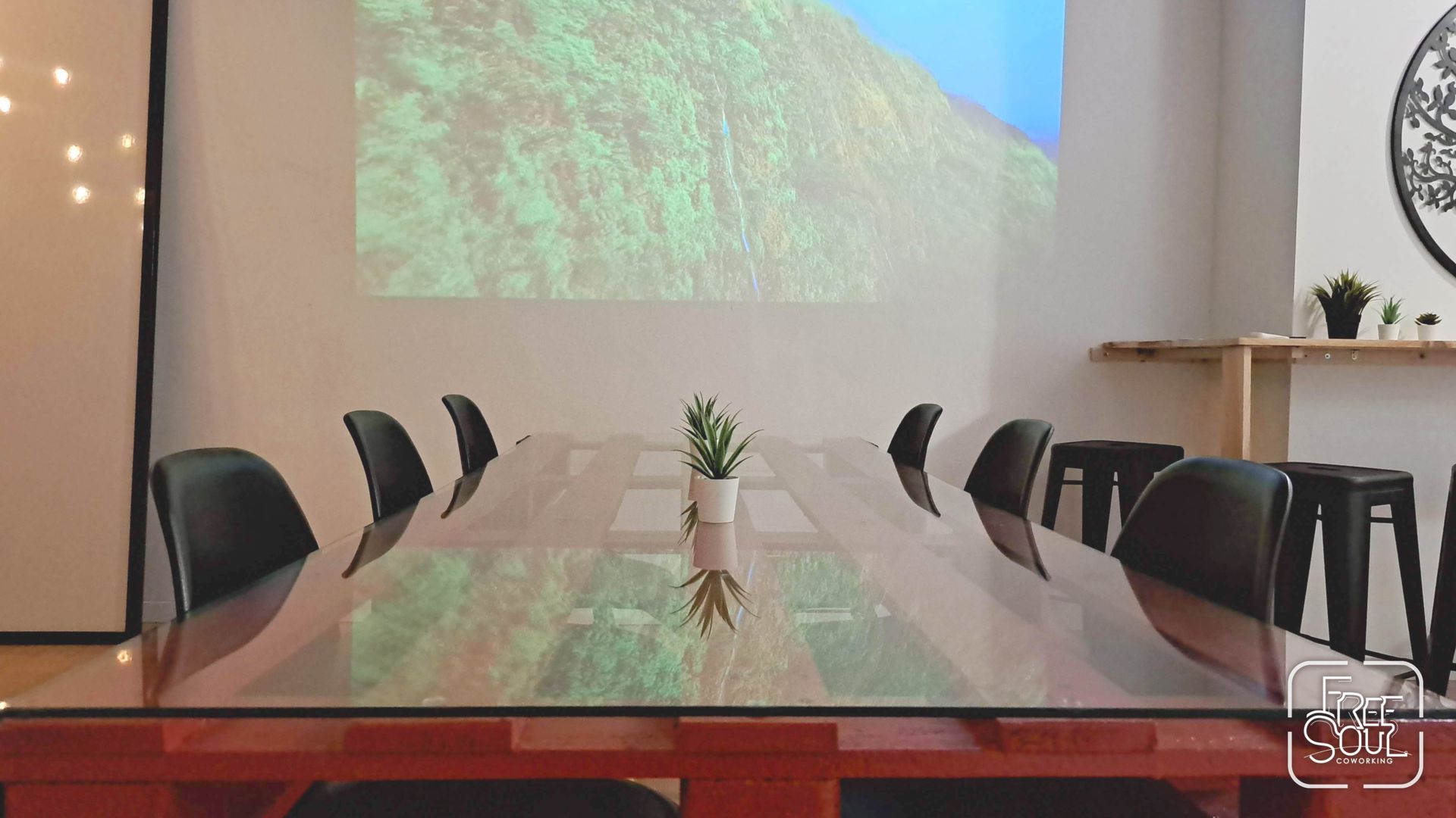 Zona de reuniones y eventos con proyector